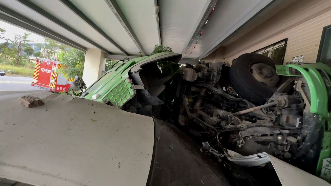 快訊／台9線死亡車禍！魂斷清晨…拖板車司機「折頭屍卡土」