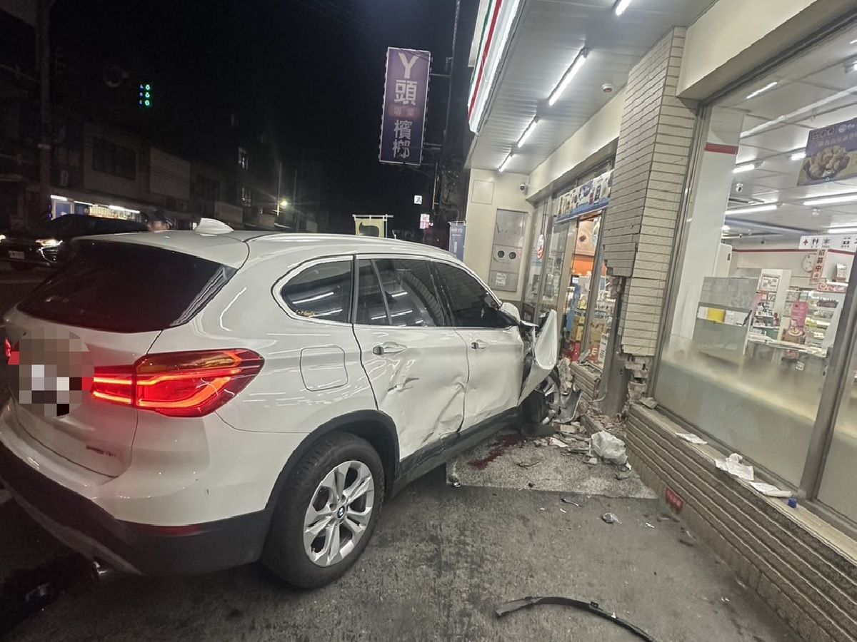 違規超車連環撞！撞到超商才停下　5車...
