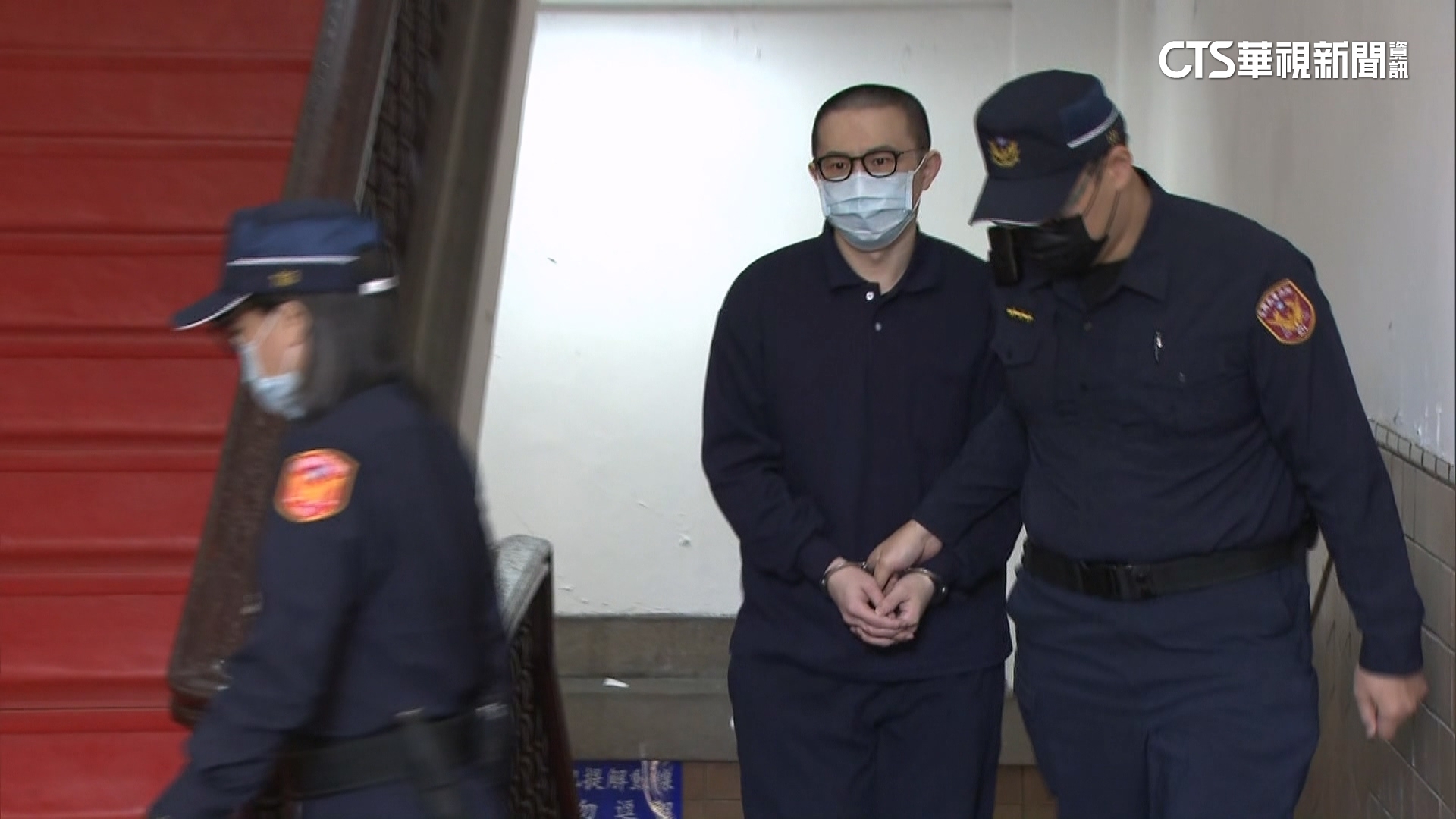 遭爆出庭看不雅片！郭哲敏再出庭　法警坐一旁緊盯