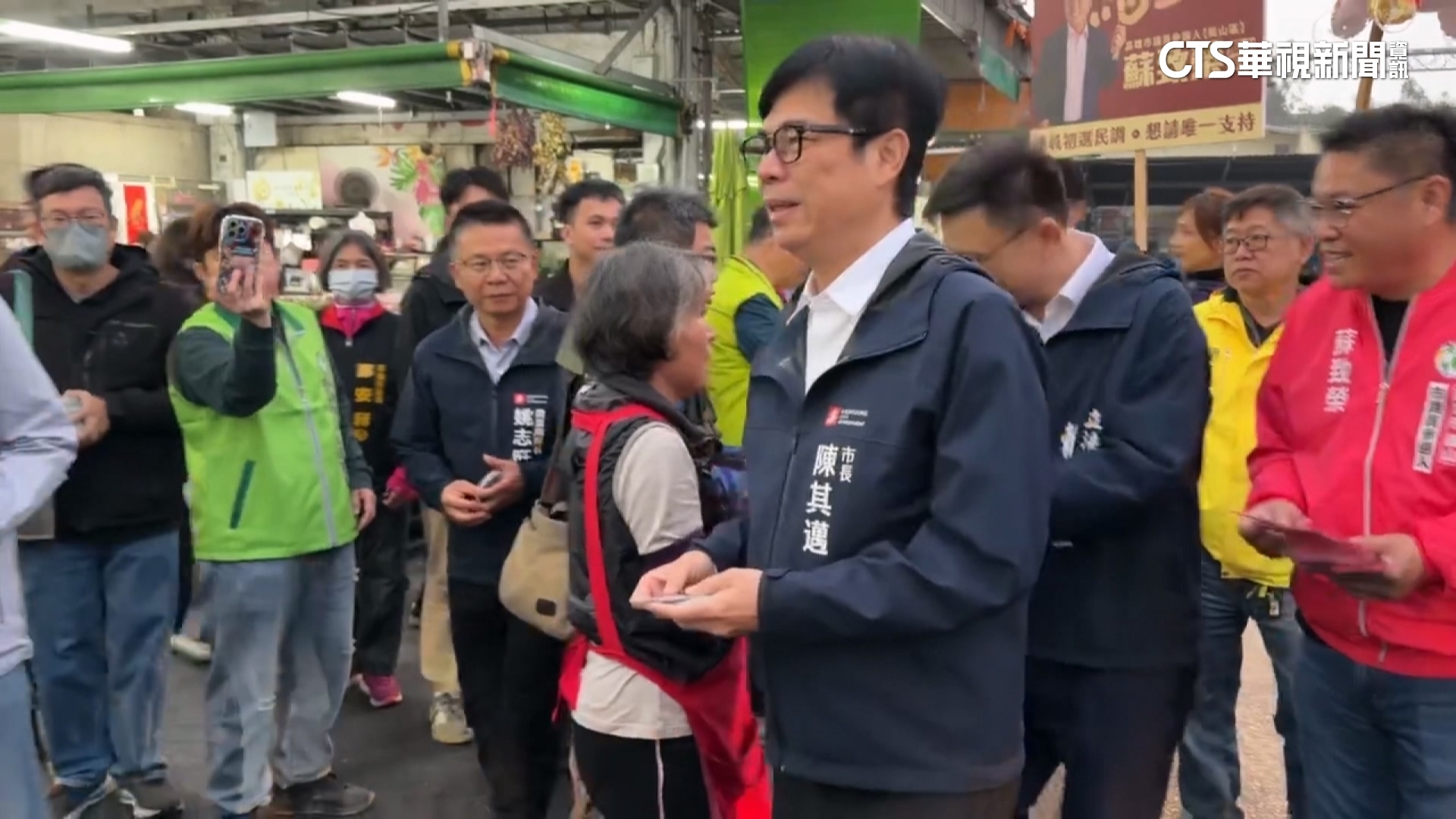 視察春節果菜供需　陳其邁清晨巡訪市場...