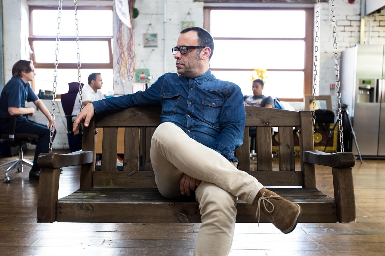 不自覺翹二郎腿？不只是壞習慣　專家揭：深層肌肉疲憊警告！