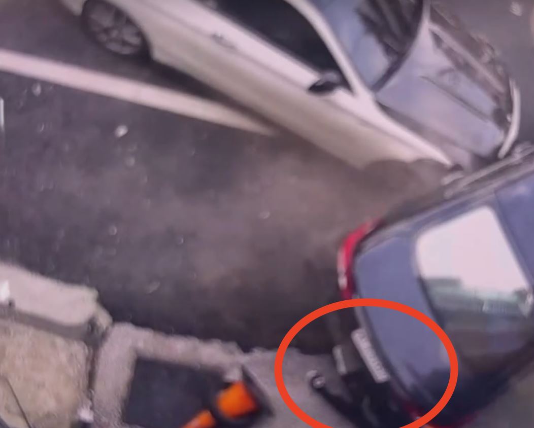 剛開車門放菜…賓士車「砲彈式」撞擊　...