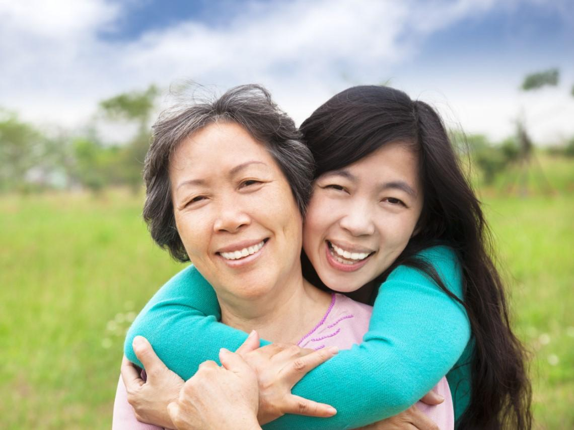 「全口無牙」是失能！影響咀嚼、說話還恐失智…全口重建怎麼選？「固定式vs可撤式」優缺點一次看