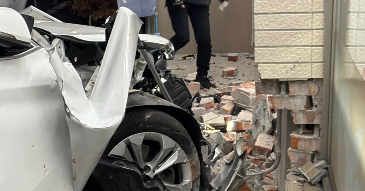 馬路當賽車場！4豪車「街頭競速」撞超...