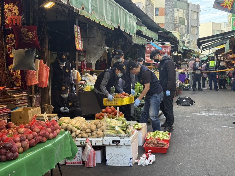 南苗市場男子砍傷員警遭開槍制伏　3傷...