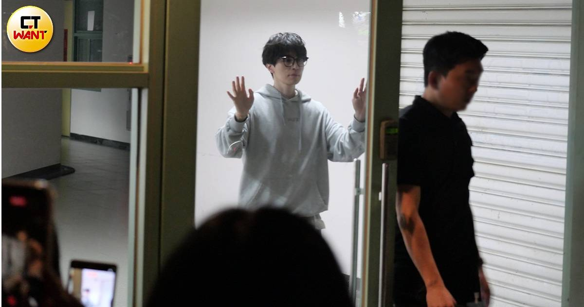 男神現蹤1／李棟旭上陣6小時依舊精神　街頭揪女伴哈菸小酌