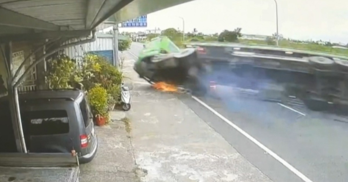 快訊／台東恐怖車禍！拖板車撞進民宅 ...