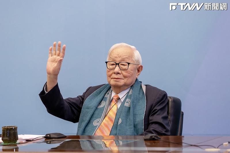 張忠謀坐輪椅與黃仁勳餐敘　遭酸「富可...