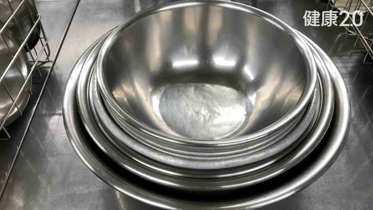 新買的不鏽鋼餐具竟滲黑油洗不乾淨！專...