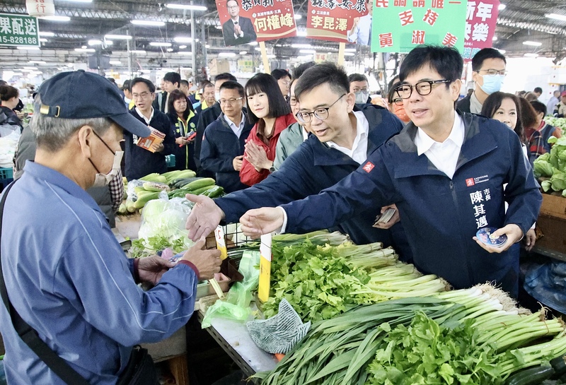 賴瑞隆陪同陳其邁巡訪果菜批發市場 (圖)